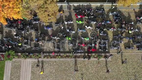 许多摩托车手在城市广场季节即将结束立陶宛空中视频的预览图