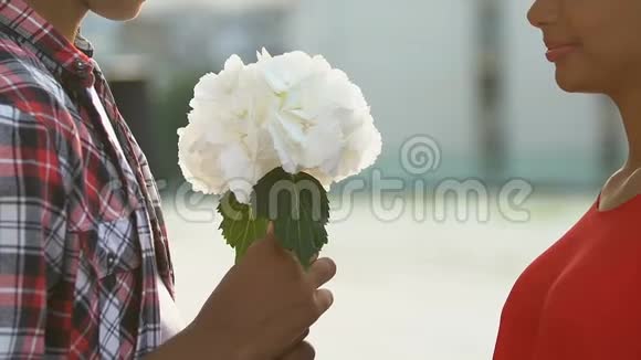 少女男孩送女友一束鲜花邀请浪漫约会视频的预览图