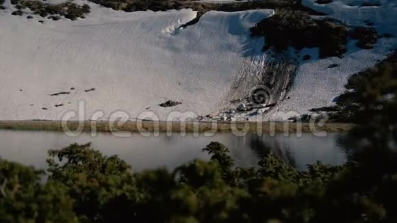 秋天在斯洛文尼亚的喀尔巴阡山上有一个陡峭的石灰坡的小湖视频的预览图