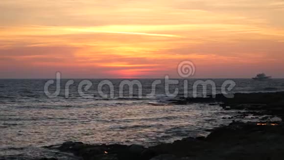 美丽多彩的日落在地中海海滨孤独的船在美丽的水中航行视频的预览图