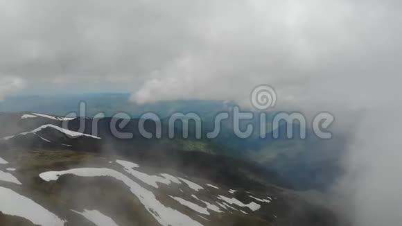 喀尔巴阡山脉覆盖着雪云和雾的空中拍摄视频的预览图