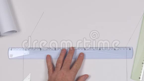 用绘图工具将图像与工程师的手绘制在纸上视频的预览图