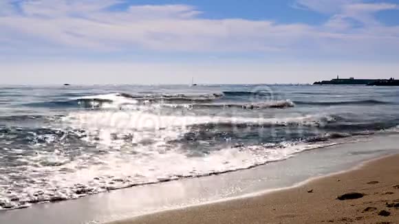 地中海海滩海浪在海滩上阳光反射在水面上西班牙富恩吉罗拉视频的预览图