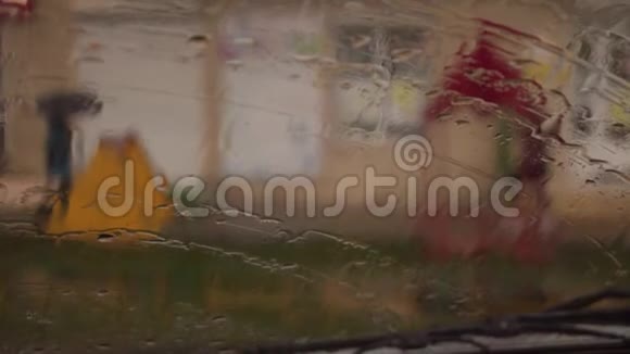 汽车行驶时一滴水落在汽车的玻璃上视频的预览图