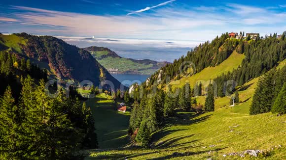瑞士阿尔卑斯山谷背景为卢塞恩湖来自瑞士中部的克莱文阿尔普视频的预览图