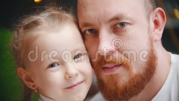 高加索家庭父亲和女儿视频的预览图