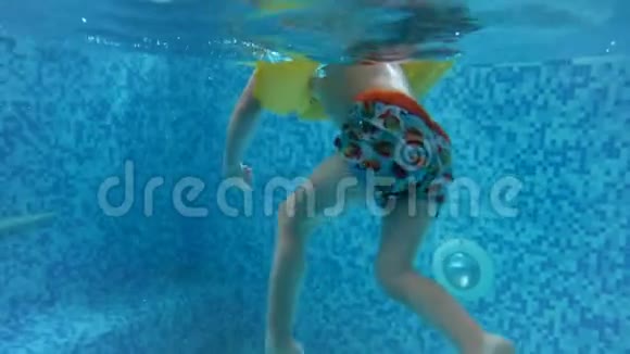 水下4k视频儿童脚在充气环泳池视频的预览图