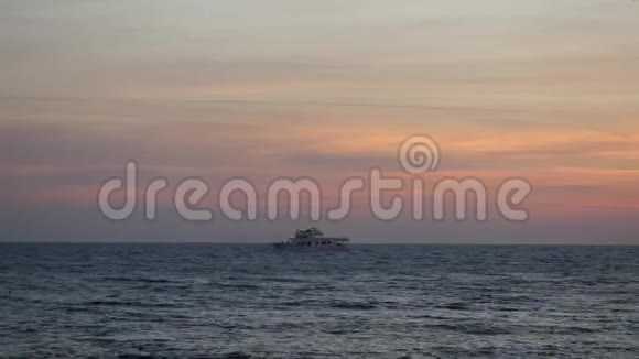 傍晚时分孤独的船在无边无际的地中海边航行补充着美妙的景色视频的预览图