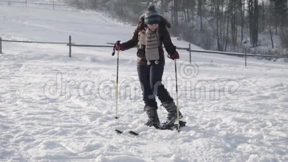 女人穿上滑雪板视频的预览图