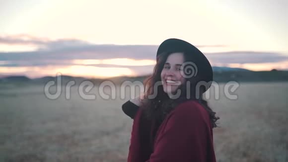 日落时分快乐的女孩在田野里微笑视频的预览图