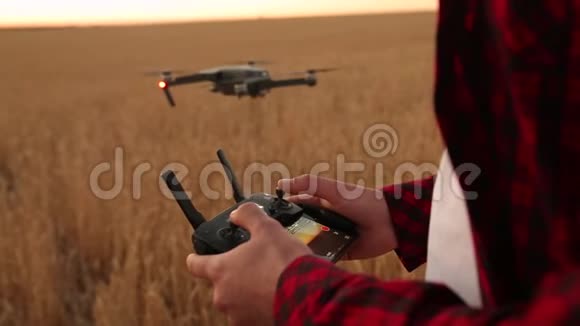 农夫双手握着遥控器四架直升机在后台飞行飞散视频的预览图