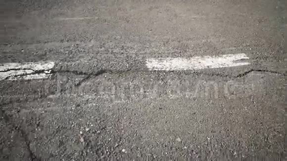 老车行道上巷道表面开裂视频的预览图