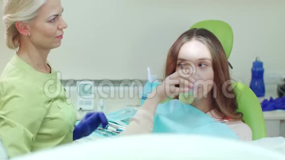 女孩漱口后口腔科治疗女人涮嘴视频的预览图