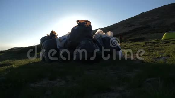 在喀尔巴阡山脉4k的山坡上装垃圾视频的预览图