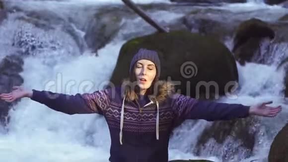 女孩在野生河流做瑜伽慢莫视频的预览图