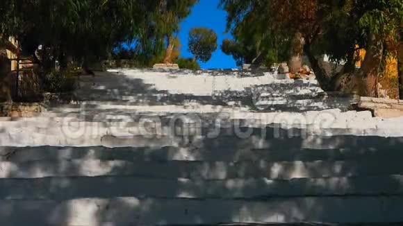 城市里的石头楼梯视频的预览图