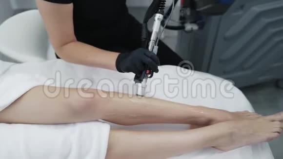 美容诊所的激光脱毛程序脱毛时关闭女性腿动作缓慢视频的预览图