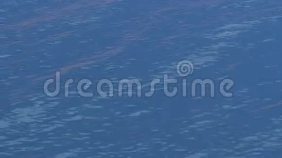 抽象的海洋背景带着小浪的碧水水波为自然背景干净的海面视频的预览图