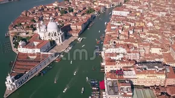 威尼斯的大运河和圣玛丽亚德拉敬礼教堂视频的预览图