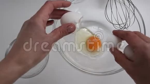 女人手破鸡蛋的俯视图生鸡蛋倒在碗里视频的预览图
