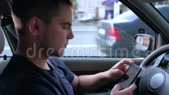 欧洲男人使用智能手机坐在车里视频的预览图