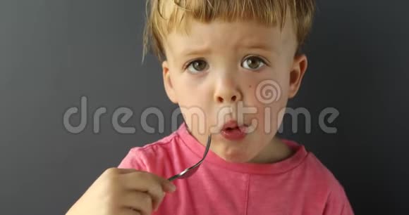 可爱的小男孩用叉子吃饭视频的预览图