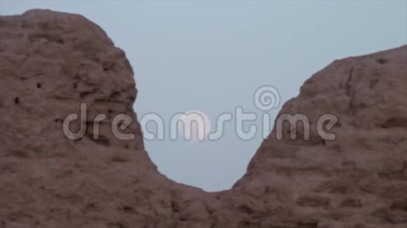 在苍白的天空中的月亮和乌兹别克斯坦的废墟视频的预览图