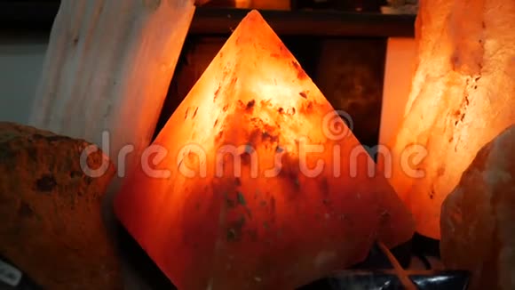 喜马拉雅山的大型盐灯粗糙的和切割的视频的预览图