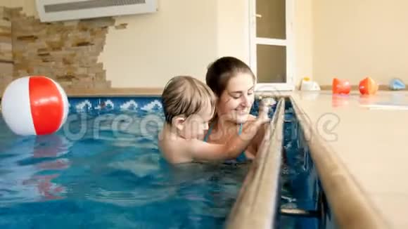 3岁小男孩和年轻母亲在健身房游泳池的4k视频视频的预览图