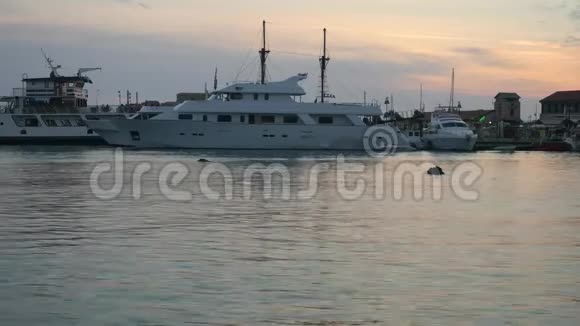 码头与美丽的白色游艇在一个小镇上的地中海岛屿视频的预览图