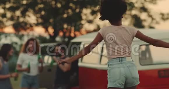 在田野中间跳着快乐的卷发非洲年轻女士4k慢动作视频的预览图