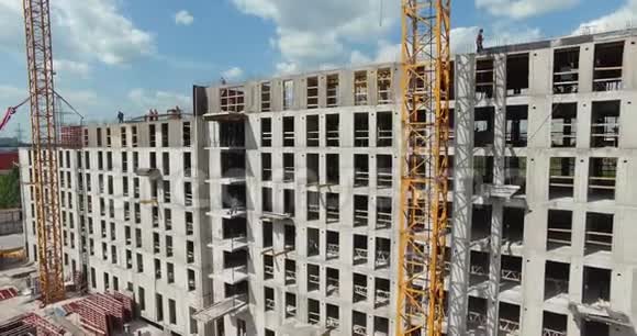 未完工住宅大厦的空中景观建筑工人正在施工视频的预览图