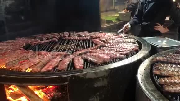 猪排骨在火上煮了旋转烤架煮肉视频的预览图