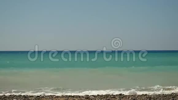 平静的时间流逝小波浪撞击一个空的海滩产生海洋泡沫塞浦路斯海岸夏日视频的预览图