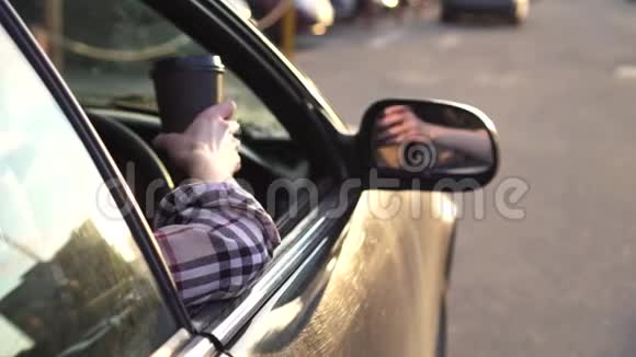 一个年轻的女人喝咖啡把一个杯子扔到地上下车慢节奏视频的预览图
