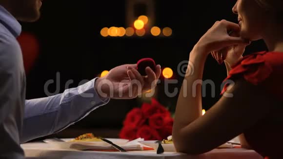 在圣华伦日餐厅的浪漫晚餐上求婚的男人视频的预览图