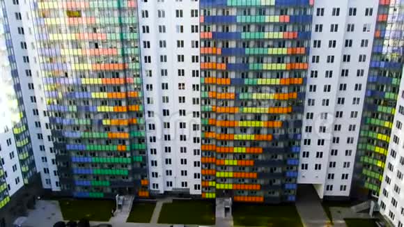 大五颜六色的公寓楼在住宅住区与绿色草坪附近的入口门动作美丽美丽视频的预览图