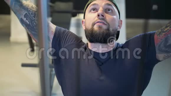 健身房里的人用拉床训练背阔肌视频的预览图