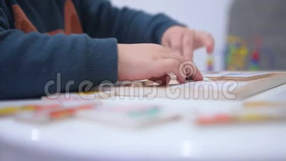 孩子玩拼图游戏双手合拢视频的预览图