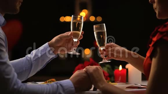 在餐馆喝香槟的情侣在情人节的浪漫约会视频的预览图