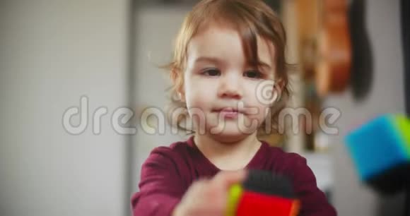 一个可爱有趣的小学步女孩在家的肖像视频的预览图