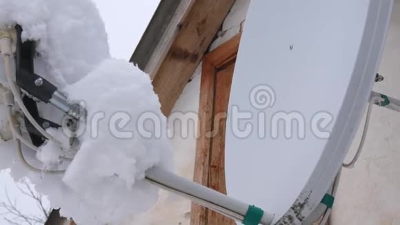 屋顶上的一座盘子塔上面覆盖着雪卫星天线上有很多雪视频的预览图