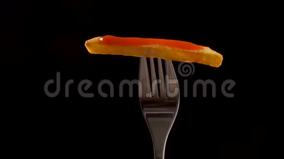 法式炸鱼叉上的番茄酱条纹旋转视频的预览图
