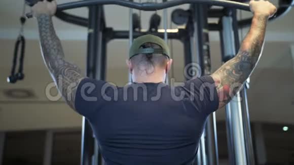 健身房里的人用拉床训练背阔肌视频的预览图