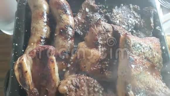 烧烤烤架上的烤牛排鸡肉香肠和牛排特写镜头视频的预览图