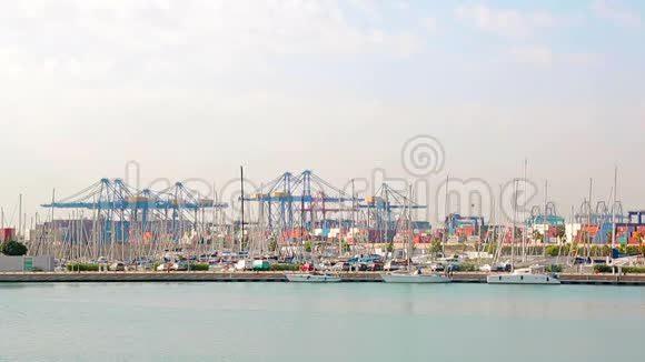 远道而来的巴伦西亚大型货运港早上在港口看看远处视频的预览图
