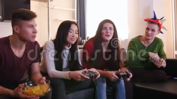 四个年轻人在一起玩得很开心两个年轻女人在玩游戏视频的预览图