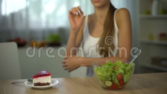 女孩选择蛋糕而不是沙拉放弃疲惫的饮食以糖作为身体能量视频的预览图
