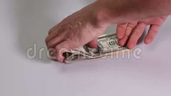 短片展示了一群男性支票的美元钞票美元钞票财务背景视频的预览图
