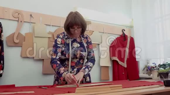 成年女裁缝在工作室的缝纫机工作视频的预览图
